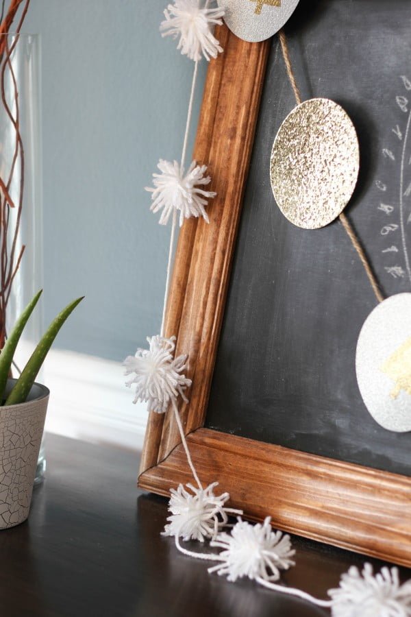 Easy DIY Pom Pom Garland #DIY #pompom #crafts #homedecor
