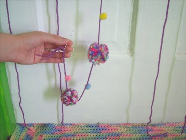 How to Make a Pom-Pom Curtain #DIY #pompom #crafts #homedecor