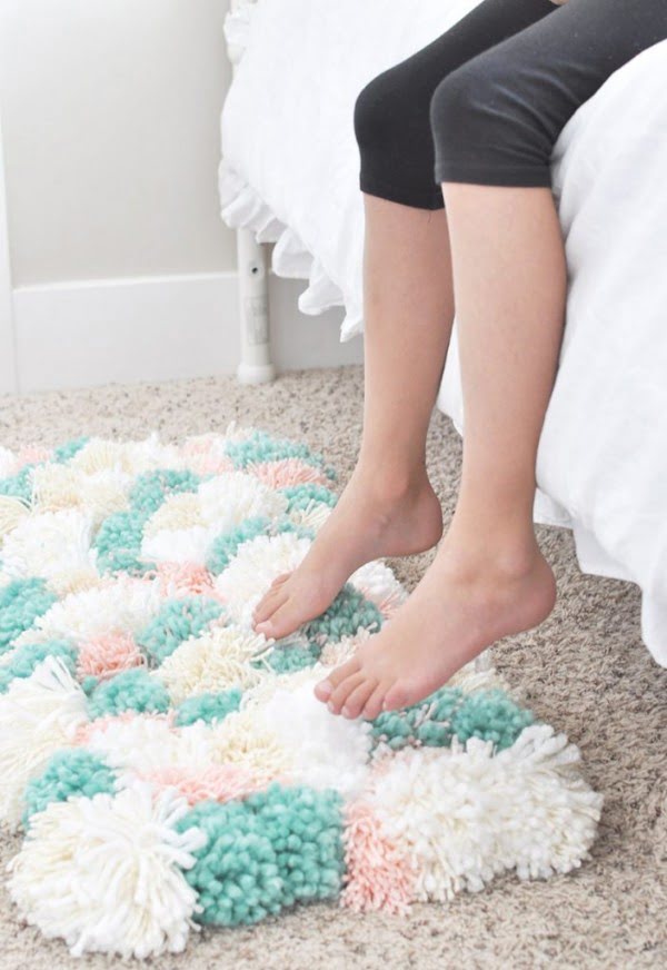 How to Make a Pom Pom Rug the Easy Way #DIY #pompom #crafts #homedecor