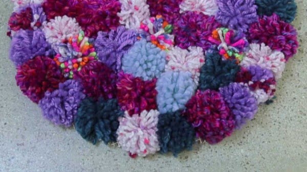 DIY Pom-Pom Rug #DIY #pompom #crafts #homedecor