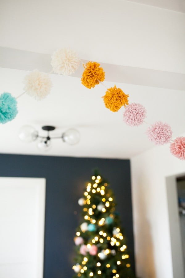festive pom pom garland DIY #DIY #pompom #crafts #homedecor