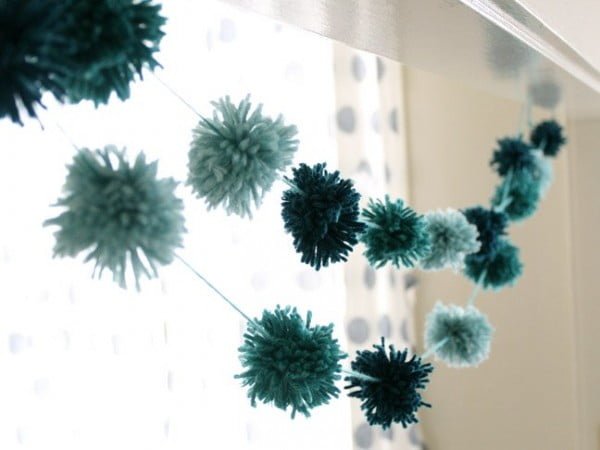 DIY: Pom Pom Garland #DIY #pompom #crafts #homedecor