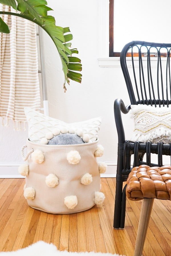 DIY Fluffy Pom Pom Bin #DIY #pompom #crafts #homedecor