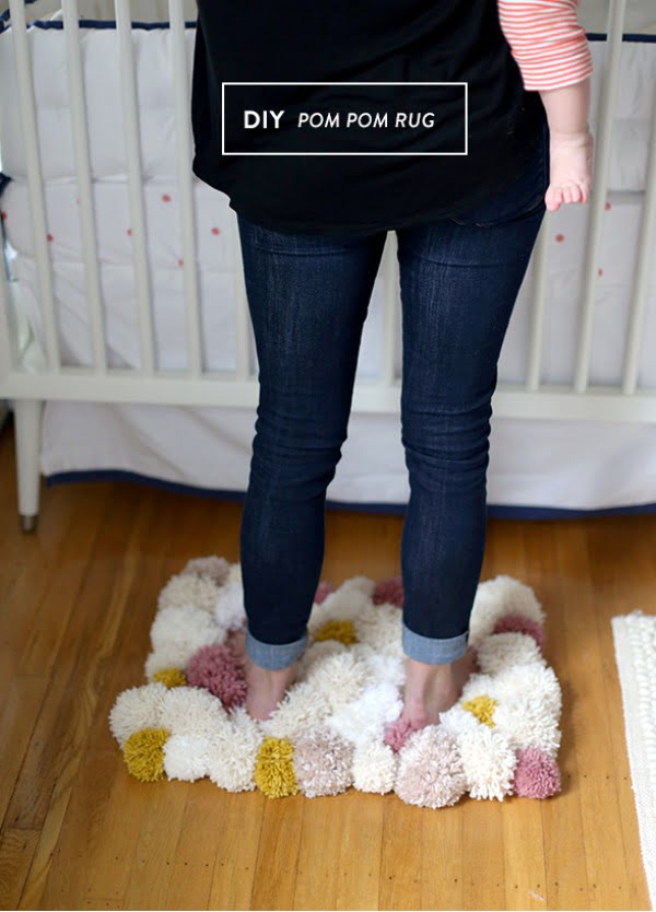 DIY Easy Pom Pom Rug #DIY #pompom #crafts #homedecor