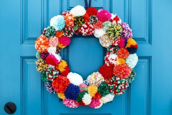 DIY Pom Pom Wreath #DIY #pompom #crafts #homedecor