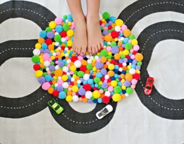CUTE AND EASY DIY POM POM RUG #DIY #pompom #crafts #homedecor