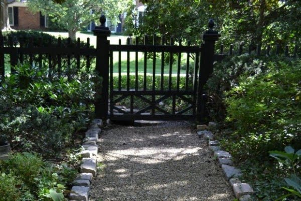 Easy Upcycled DIY Wood Pallet Garden Walkway    path 