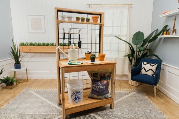 31 Easy DIY Potting Benches for Your Gardening Station
