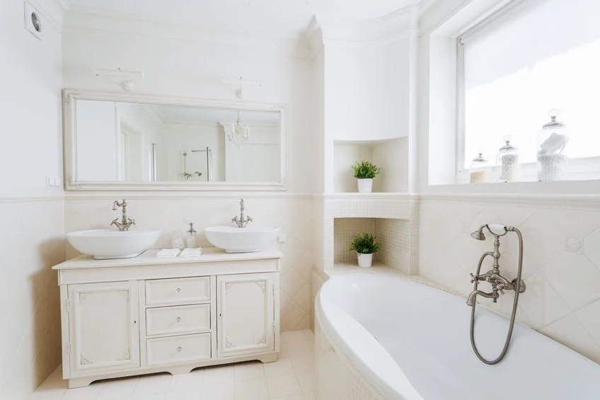 Spacious bathroom with big bathtub