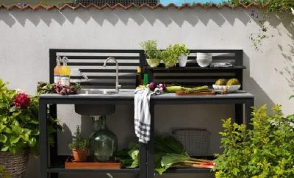This is how to build a simple outoor kitchen with sink + materials and plans!