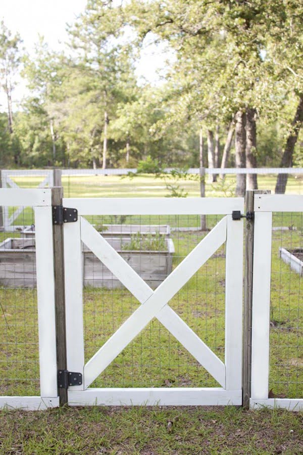 Farmhouse Style DIY Garden Fence