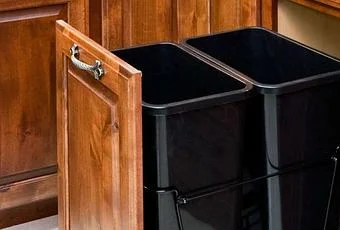 en.paperblog.com DIY cabinet trash can