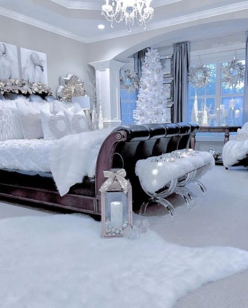 Deco the bed with boughs of holly!! 🎄✨❄️ bedroom with carpet