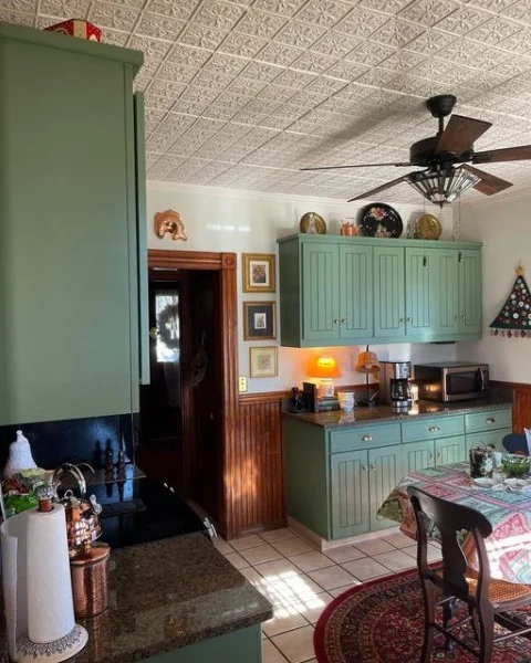 Decorative Plates decor above kitchen cabinet
