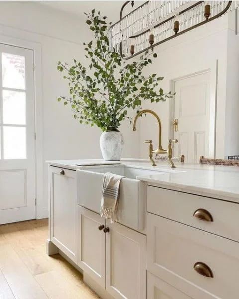 23 Stunning Kitchen Chandelier Ideas