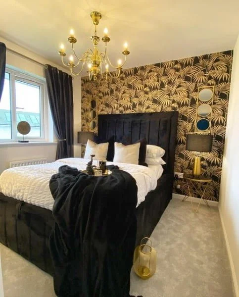 Jen 💕🏴󠁧󠁢󠁳 bedroom with feature wall