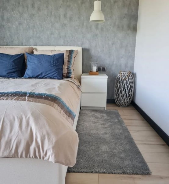 Dom Na Zaciszu bedroom with grey walls