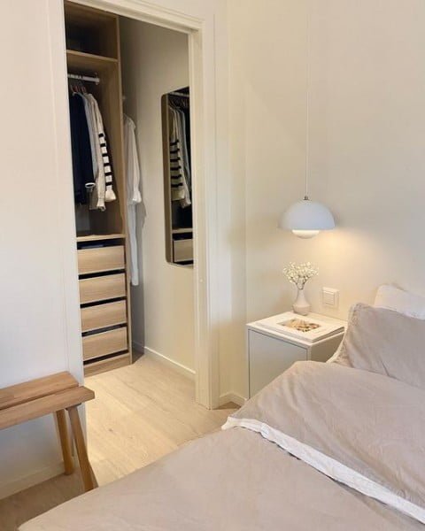 Villaleek bedroom with walk in closet