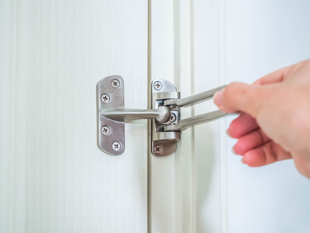 lockable latches for door